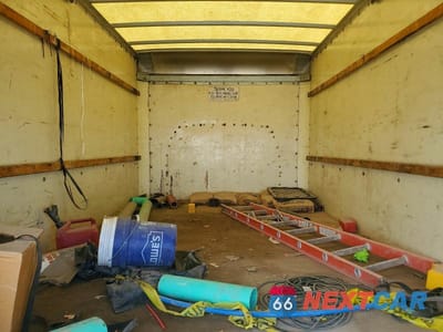 Zdjęcie 10 z 13 samochodu: 2004 CHEVROLET EXPRESS BOX TRUCK VIN:1GBJG31U341159733 - miniatura