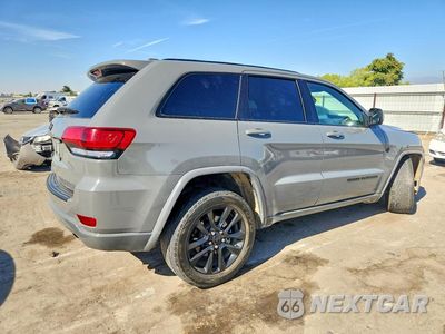 Trzecie zdjęcie samochodu z tyłu: 2021 JEEP GRAND CHEROKEE LAREDO VIN:1C4RJEAG0MC785024 - miniatura