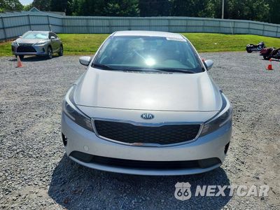 Piąte zdjęcie samochodu w środku: 2018 KIA FORTE LX VIN:3KPFK4A74JE220385 - miniatura