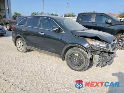 Czwarte zdjęcie samochodu z boku: 2019 KIA SORENTO LX VIN:5XYPG4A30KG550032 - miniatura