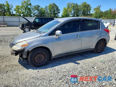 2009 NISSAN VERSA 1.8 S 3N1BC13E49L355267 - główne zdjęcie licytacji z USA - miniatura