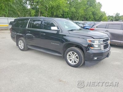 Czwarte zdjęcie samochodu z boku: 2017 CHEVROLET SUBURBAN K1500 LT VIN:1GNSKHKC6HR308121 - miniatura