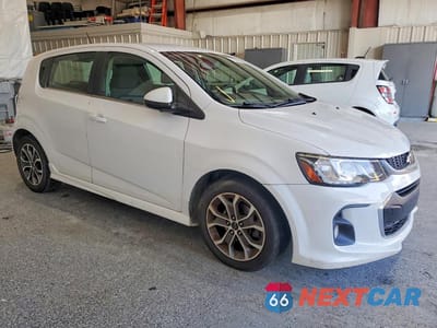 Czwarte zdjęcie samochodu z boku: 2019 CHEVROLET SONIC LT VIN:1G1JD6SB9K4138425 - miniatura