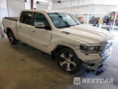 Czwarte zdjęcie samochodu z boku: 2020 RAM 1500 LARAMIE VIN:1C6SRFJT2LN416169 - miniatura
