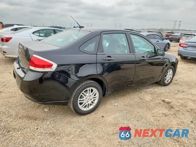 Trzecie zdjęcie samochodu z tyłu: 2010 FORD FOCUS SE VIN:1FAHP3FN9AW165231 - miniatura