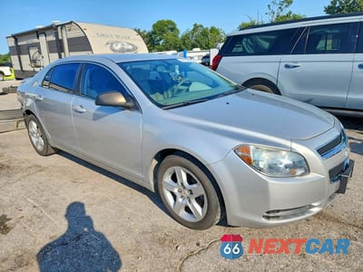 Czwarte zdjęcie samochodu z boku: 2010 CHEVROLET MALIBU LS VIN:1G1ZB5EB6AF242338 - miniatura