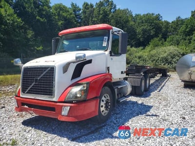 2005 VOLVO VNL SEMI TRUCK 4V4NC9GG35N398114 - główne zdjęcie licytacji z USA - miniatura