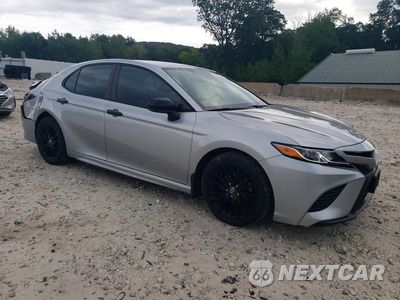 Czwarte zdjęcie samochodu z boku: 2020 TOYOTA CAMRY SE NIGHTSHADE VIN:4T1G11AK2LU327221 - miniatura