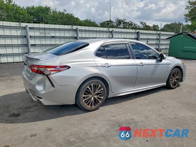 Trzecie zdjęcie samochodu z tyłu: 2018 TOYOTA CAMRY SE VIN:4T1B11HK6JU117900 - miniatura