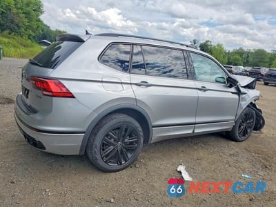 Trzecie zdjęcie samochodu z tyłu: 2022 VOLKSWAGEN TIGUAN SE R-LINE BLACK VIN:3VV8B7AX2NM146827 - miniatura