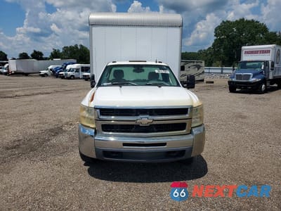 Piąte zdjęcie samochodu w środku: 2008 CHEVROLET SILVERADO BOX TRUCK VIN:1GBJC34KX8E143694 - miniatura