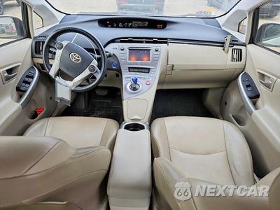 Zdjęcie 8 z 12 samochodu: 2012 TOYOTA PRIUS FOUR VIN:JTDKN3DU4C1539695 - miniatura