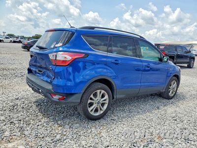 Trzecie zdjęcie samochodu z tyłu: 2018 FORD ESCAPE SE VIN:1FMCU0GD2JUC32597 - miniatura