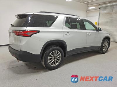 Trzecie zdjęcie samochodu z tyłu: 2022 CHEVROLET TRAVERSE LT VIN:1GNEVMKWXNJ170164 - miniatura