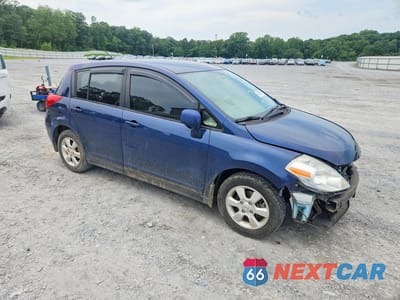 Czwarte zdjęcie samochodu z boku: 2008 NISSAN VERSA 1.8 S VIN:3N1BC13E58L377857 - miniatura