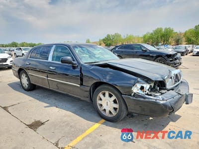 Czwarte zdjęcie samochodu z boku: 2010 LINCOLN TOWN CAR EXECUTIVE L VIN:2LNBL8EV3AX752793 - miniatura