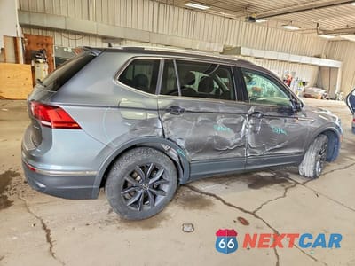Trzecie zdjęcie samochodu z tyłu: 2022 VOLKSWAGEN TIGUAN SE VIN:3VV2B7AX9NM077902 - miniatura