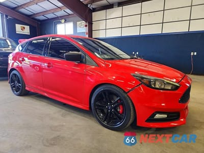 Czwarte zdjęcie samochodu z boku: 2017 FORD FOCUS ST VIN:1FADP3L93HL218328 - miniatura