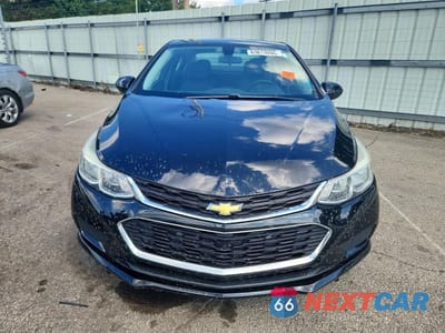 Piąte zdjęcie samochodu w środku: 2018 CHEVROLET CRUZE LS VIN:1G1BC5SM9J7204309 - miniatura