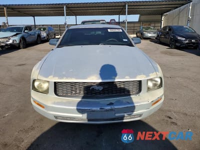 Piąte zdjęcie samochodu w środku: 2006 FORD MUSTANG VIN:1ZVFT80N565192827 - miniatura