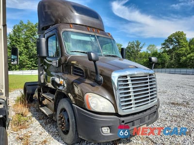 Czwarte zdjęcie samochodu z boku: 2017 FREIGHTLINER CASCADIA 113 SEMI TRUCK VIN:1FUBGBDV3HLHH2581 - miniatura