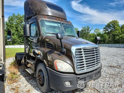 Czwarte zdjęcie samochodu z boku: 2017 FREIGHTLINER CASCADIA 113 SEMI TRUCK VIN:1FUBGBDV3HLHH2581 - miniatura