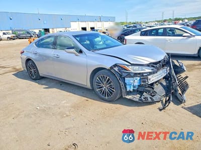 Czwarte zdjęcie samochodu z boku: 2025 LEXUS ES 350 BASE VIN:58ADZ1B13SU204200 - miniatura