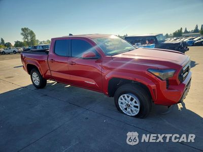 Czwarte zdjęcie samochodu z boku: 2026 TOYOTA TACOMA SR5 VIN:3TYLB5JN2TT113792 - miniatura