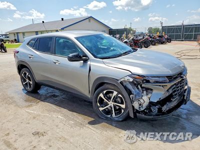 Czwarte zdjęcie samochodu z boku: 2024 CHEVROLET TRAX 1RS VIN:KL77LGE23RC106525 - miniatura