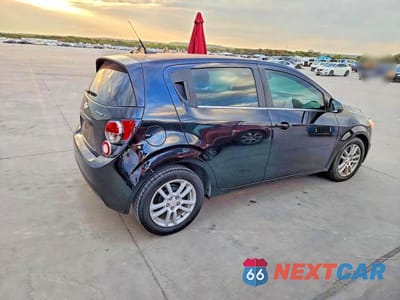 Trzecie zdjęcie samochodu z tyłu: 2012 CHEVROLET SONIC LT VIN:1G1JC6SH1C4160637 - miniatura