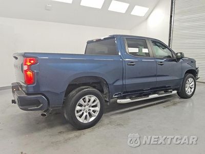 Trzecie zdjęcie samochodu z tyłu: 2021 CHEVROLET SILVERADO C1500 CUSTOM VIN:3GCPWBEH6MG103433 - miniatura