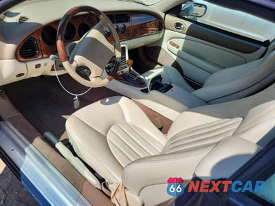 Zdjęcie 8 z 12 samochodu: 2000 JAGUAR XK8 VIN:SAJJA42C5YNA10400 - miniatura