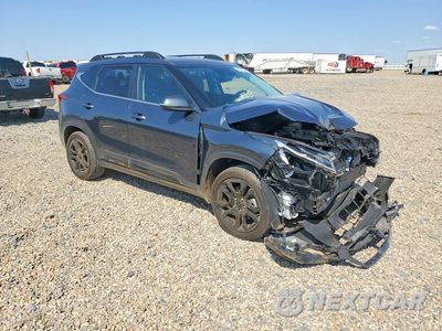 Czwarte zdjęcie samochodu z boku: 2025 KIA SELTOS X LINE VIN:KNDEUCA77S7698396 - miniatura