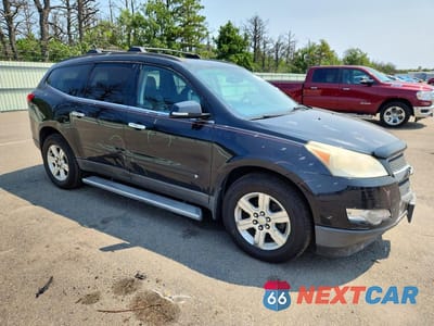 Czwarte zdjęcie samochodu z boku: 2010 CHEVROLET TRAVERSE LT VIN:1GNLVGED4AS145347 - miniatura