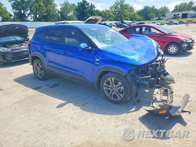 Czwarte zdjęcie samochodu z boku: 2021 KIA SELTOS LX VIN:KNDEPCAA2M7178354 - miniatura