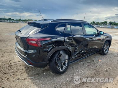 Trzecie zdjęcie samochodu z tyłu: 2025 CHEVROLET TRAX 1LT VIN:KL77LHEP0SC281810 - miniatura