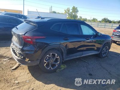 Trzecie zdjęcie samochodu z tyłu: 2025 CHEVROLET TRAX 1LT VIN:KL77LHEP7SC101285 - miniatura