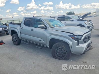 Czwarte zdjęcie samochodu z boku: 2026 TOYOTA TACOMA SR5 VIN:3TMKB5FN9TM074621 - miniatura