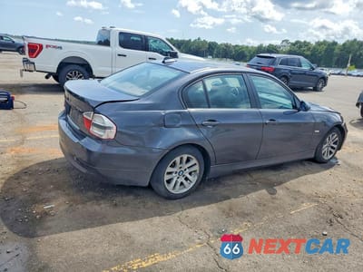 Trzecie zdjęcie samochodu z tyłu: 2006 BMW 325 I VIN:WBAVB13556KR59370 - miniatura