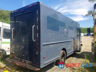 Trzecie zdjęcie samochodu z tyłu: 2021 FREIGHTLINER CHASSIS M LINE WALK-IN VAN VIN:4UZAC2EA3MCML0825 - miniatura