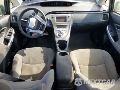 Zdjęcie 8 z 12 samochodu: 2015 TOYOTA PRIUS TWO VIN:JTDKN3DU3F1970436 - miniatura