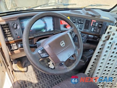 Zdjęcie 8 z 13 samochodu: 2017 VOLVO VNL SEMI TRUCK VIN:4V4N39TG9HN987954 - miniatura