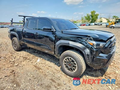 Czwarte zdjęcie samochodu z boku: 2025 TOYOTA TACOMA TRD OFF-ROAD VIN:3TMLB5JN8SM179080 - miniatura