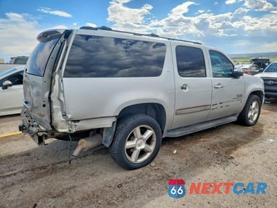 Trzecie zdjęcie samochodu z tyłu: 2010 CHEVROLET SUBURBAN K1500 LT VIN:1GNUKJE30AR273450 - miniatura