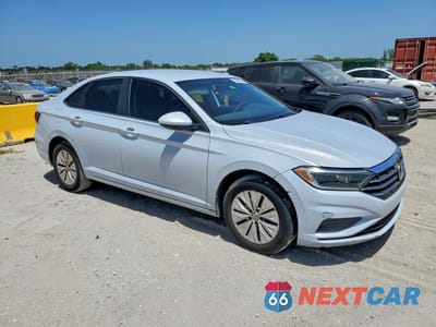 Czwarte zdjęcie samochodu z boku: 2019 VOLKSWAGEN JETTA S VIN:3VWC57BU2KM074220 - miniatura