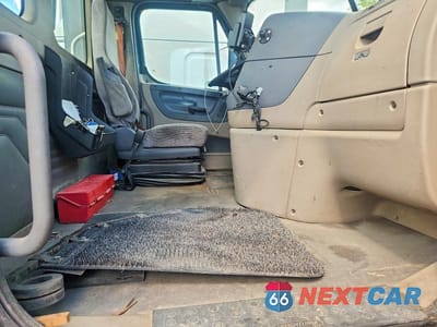 Zdjęcie 13 z 13 samochodu: 2016 FREIGHTLINER CASCADIA 113 VIN:3AKBGADV1GDHE0214 - miniatura