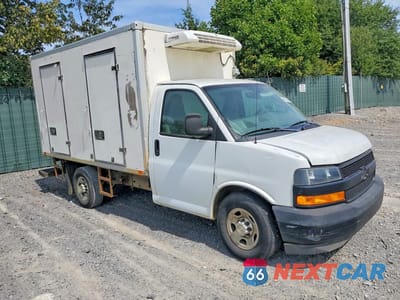 Czwarte zdjęcie samochodu z boku: 2018 CHEVROLET EXPRESS REFRIGERATED BOX TRUCK VIN:1GB0GRFP9J1341160 - miniatura