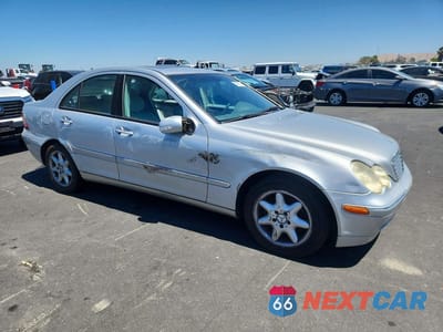 Czwarte zdjęcie samochodu z boku: 2004 MERCEDES-BENZ C 240 VIN:WDBRF61J14F554570 - miniatura