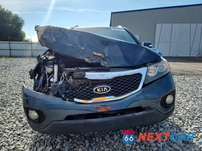 Piąte zdjęcie samochodu w środku: 2011 KIA SORENTO EX VIN:5XYKU4A24BG012752 - miniatura