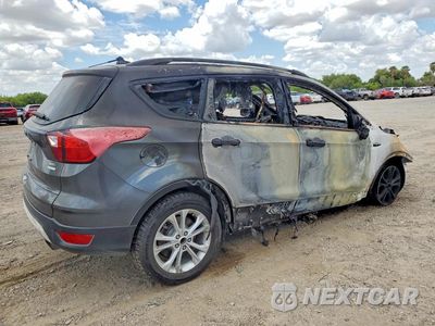 Trzecie zdjęcie samochodu z tyłu: 2019 FORD ESCAPE SEL VIN:1FMCU0HD0KUB56975 - miniatura